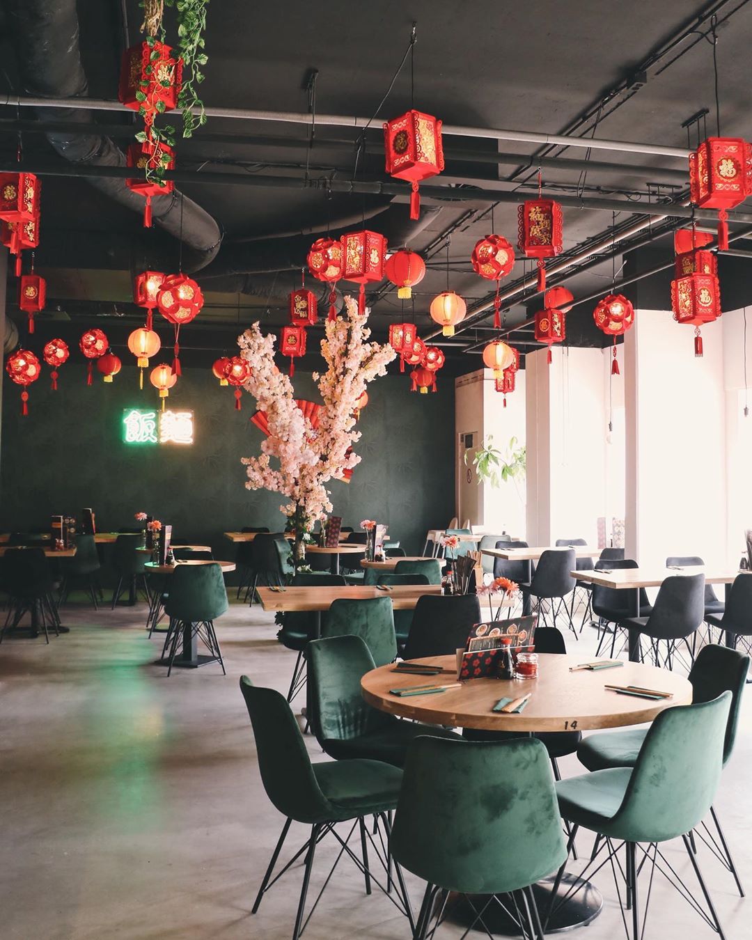 Sfeerimpressie van 1 van de 2 ruimtes in het restaurant! ? . Voorlopig zijn wij elke zondag GESLOTEN. Morgen staan we weer voor jullie klaar van 12:00-22:00uur. ?
.
.
.
.
.
.
#XuNoodleBar #Tilburg #Tillie #Noodles #Asian #Chinese #Food #Homemade #Hotspot #FollowUs #SendNoods