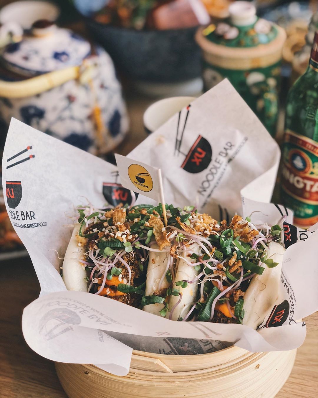 This Bao Bun is called the: Let it Bu(r)n?. Made with crispy chicken and sriracha mayonaise. Do you get the word joke?? .
.
.
.
.
#XuNoodleBar #Tilburg #Tillie #Noodles #Asian #Chinese #Food #Homemade #Hotspot #FollowUs #SendNoods #BaoBun #Streetfood #Spicy
