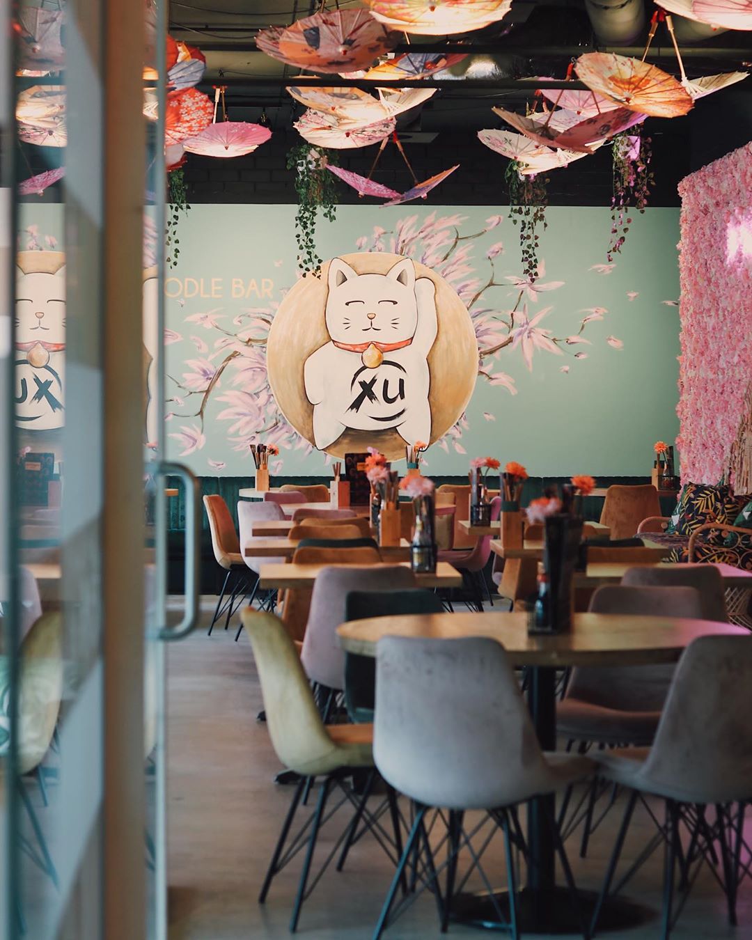 Hello there! Have you seen our giant lucky cat on the wall? ? .
.
.
.
.
.
#XuNoodleBar #Tilburg #Tillie #Noodles #Asian #Chinese #Food #Homemade #Hotspot #FollowUs #SendNoods #LuckyCat #Waving