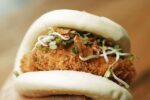 Check how crispy the chicken is😍 our famous let is bu(r)n bao, do you get the wordplay?😜 OPEN TODAY 16:00-21:00, delivery possible between 17:00-20:00🚲. LAST WEEK FOR 10% DISCOUNT AT PICK UP!💰 Pre-order as early as possible preferably before 16:00h via WhatsApp 013-7856061☎️ See you guys today!💕 .
.
.
.
.
#XuNoodleBar #Tilburg #Noodles #Asian #Chinese #Food #Hotspot #FollowUs #SendNoods #foodie #instafood #WaarTilburgEet #Takeaway #Delivery #Streetfood