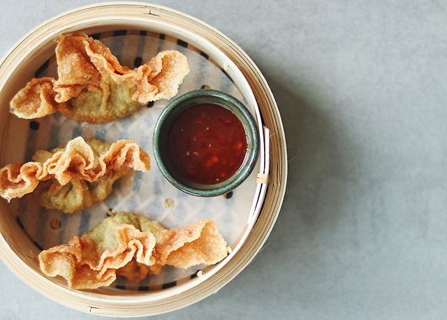 Homemade fried wontons 🥟🥟. Some might ask what the difference is between wontons and dumplings (jiaozi饺子). Basically a wonton is also a kind of dumpling, but a dumplings is not a wonton. Wontons mostly differ in the kind of dough and the method of cooking. Wonton dough is a lot thinner so, you can find it mostly in soups or deep fried. Other methods of cooking are not ideal because otherwise the dough will break. Have you ever tried our fried wontons?😍 Open today 16:00-21:00, order via WhatsApp 013-7856061 preferably before 16:00h☎️!
.
.
.
.
.
.
#XuNoodleBar #Tilburg #Noodles #Asian #Chinese #Food #Hotspot #FollowUs #SendNoods #foodie #instafood #WaarTilburgEet #Takeaway #Delivery #Streetfood
